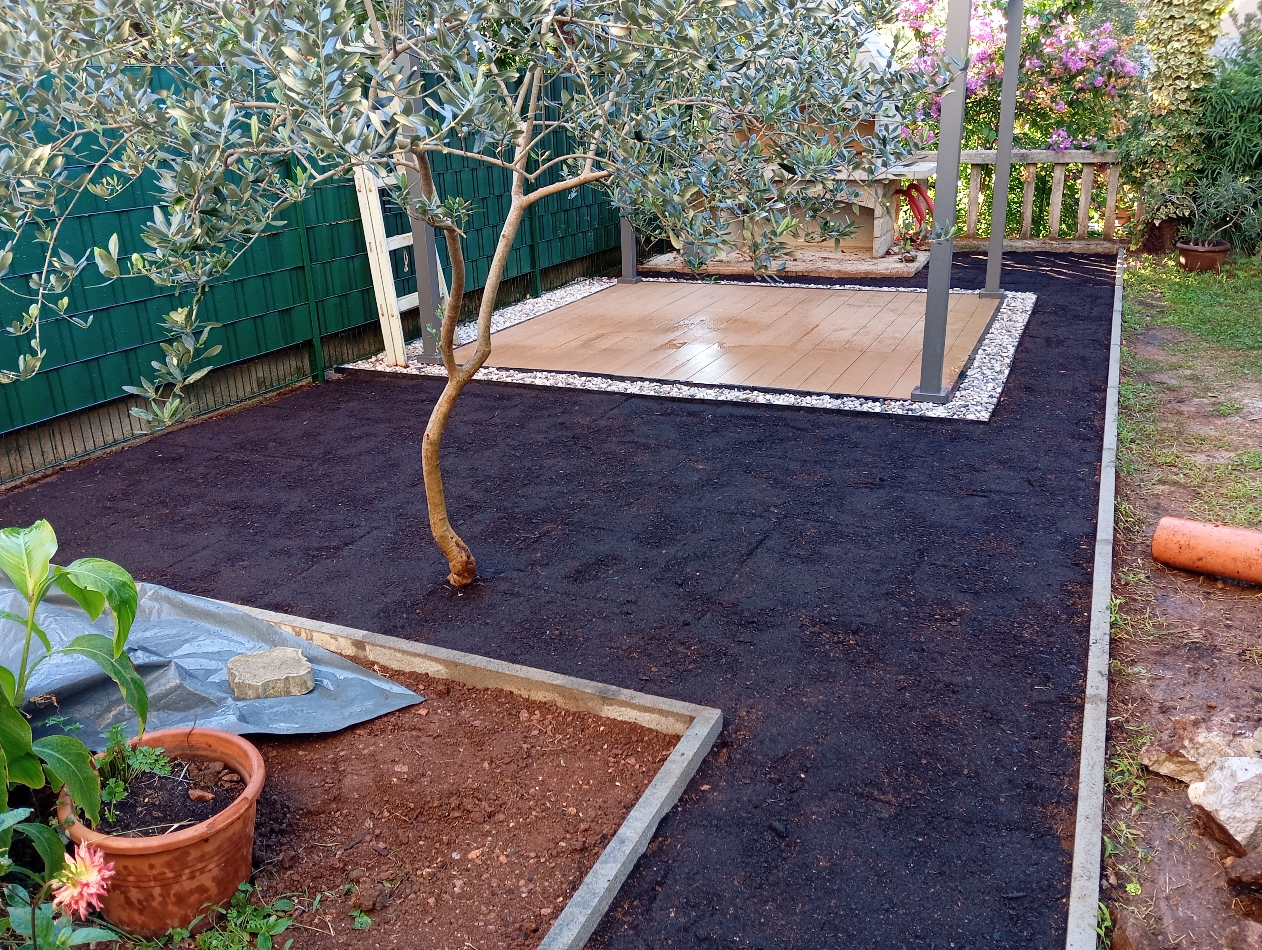 Uređen okoliš sa zemljom i kamenjem