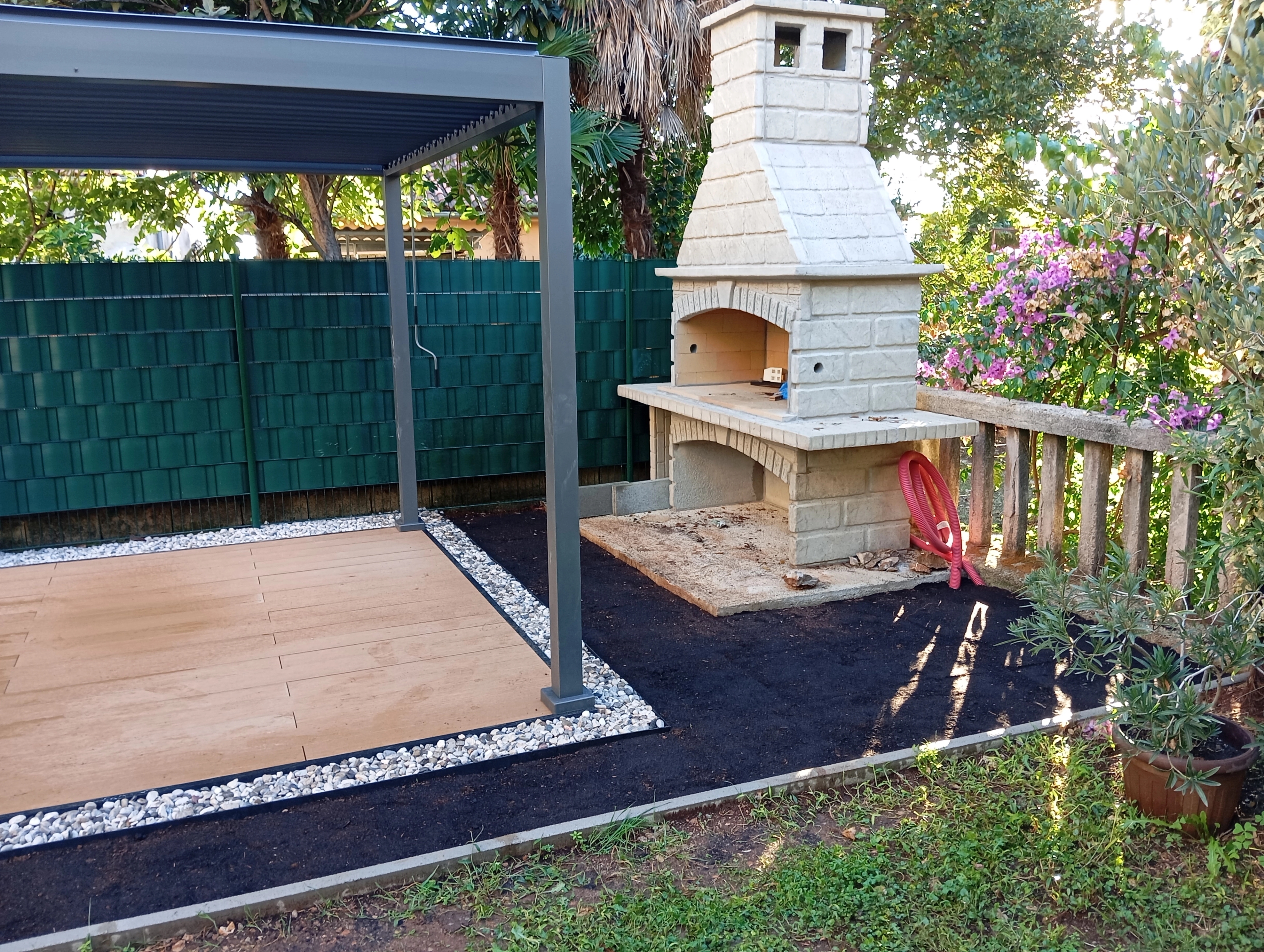 Moderna terasa s nadstrešnicom