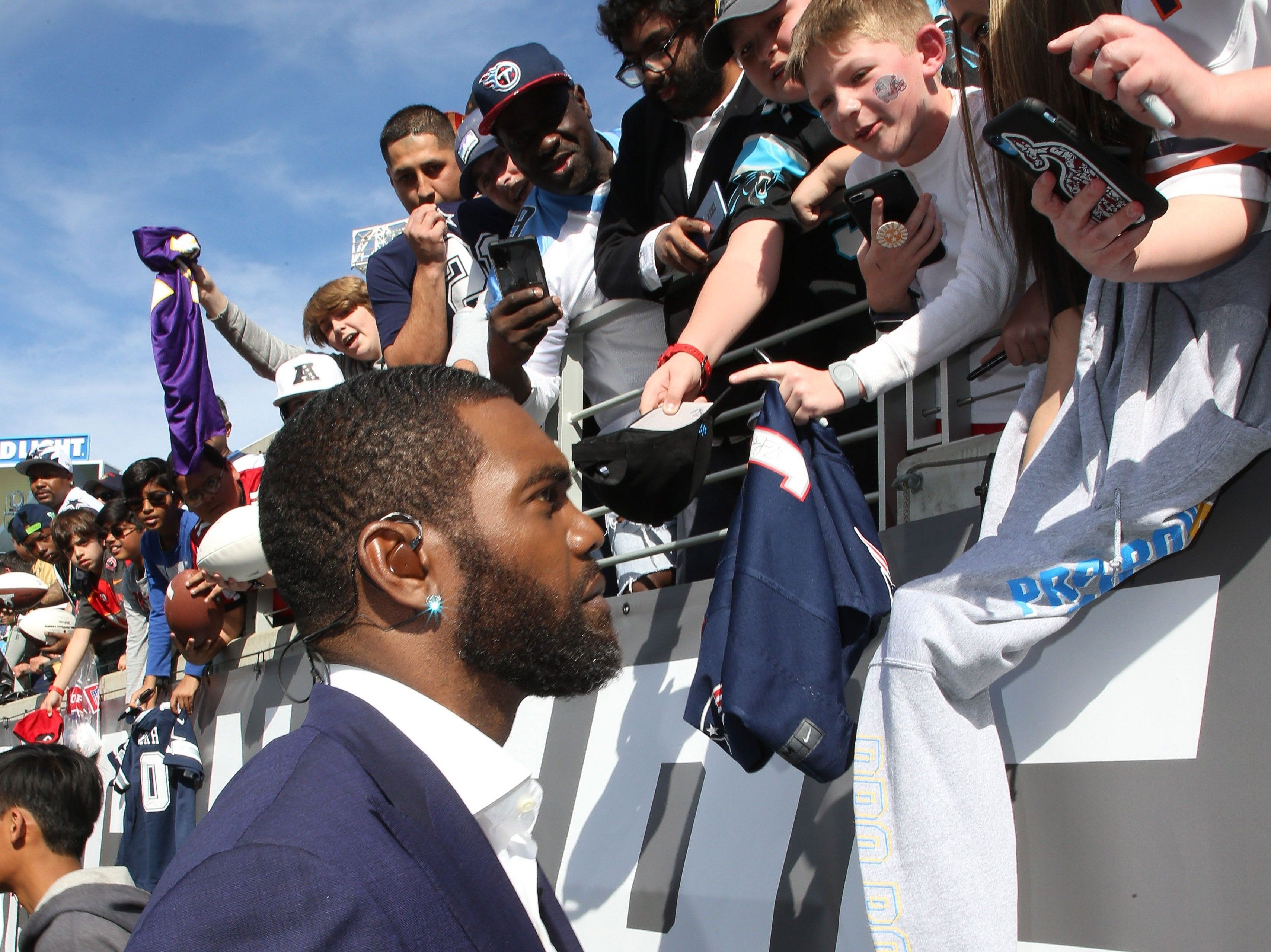 Randy Moss being greeted by fans at the Pro Bowl.
