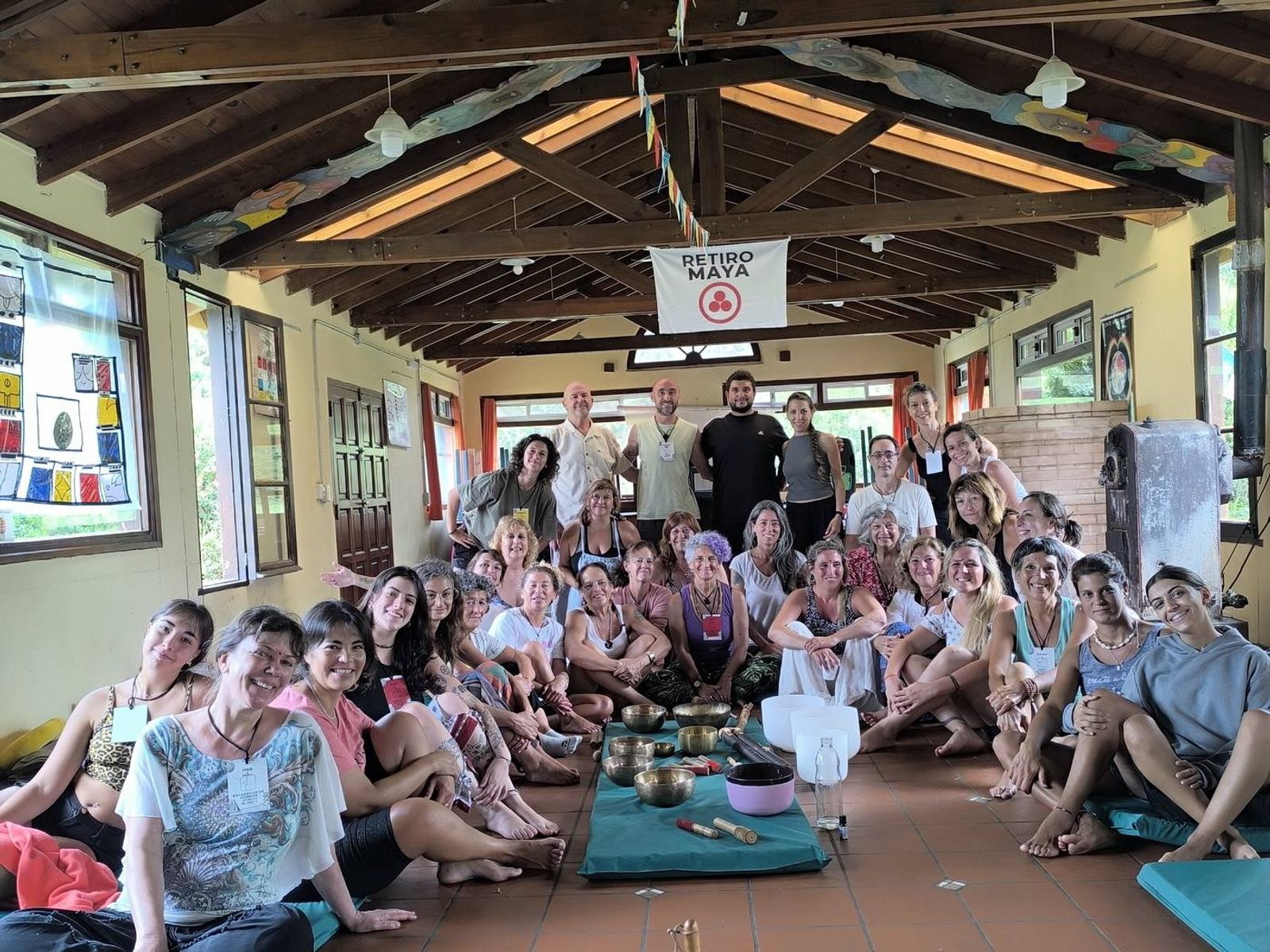 Todo el grupo reunido en el salón del refugio
