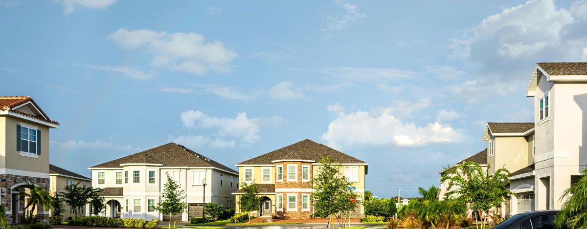 Houses in an Orlando neighborhood; photo by E Mens on Unsplash