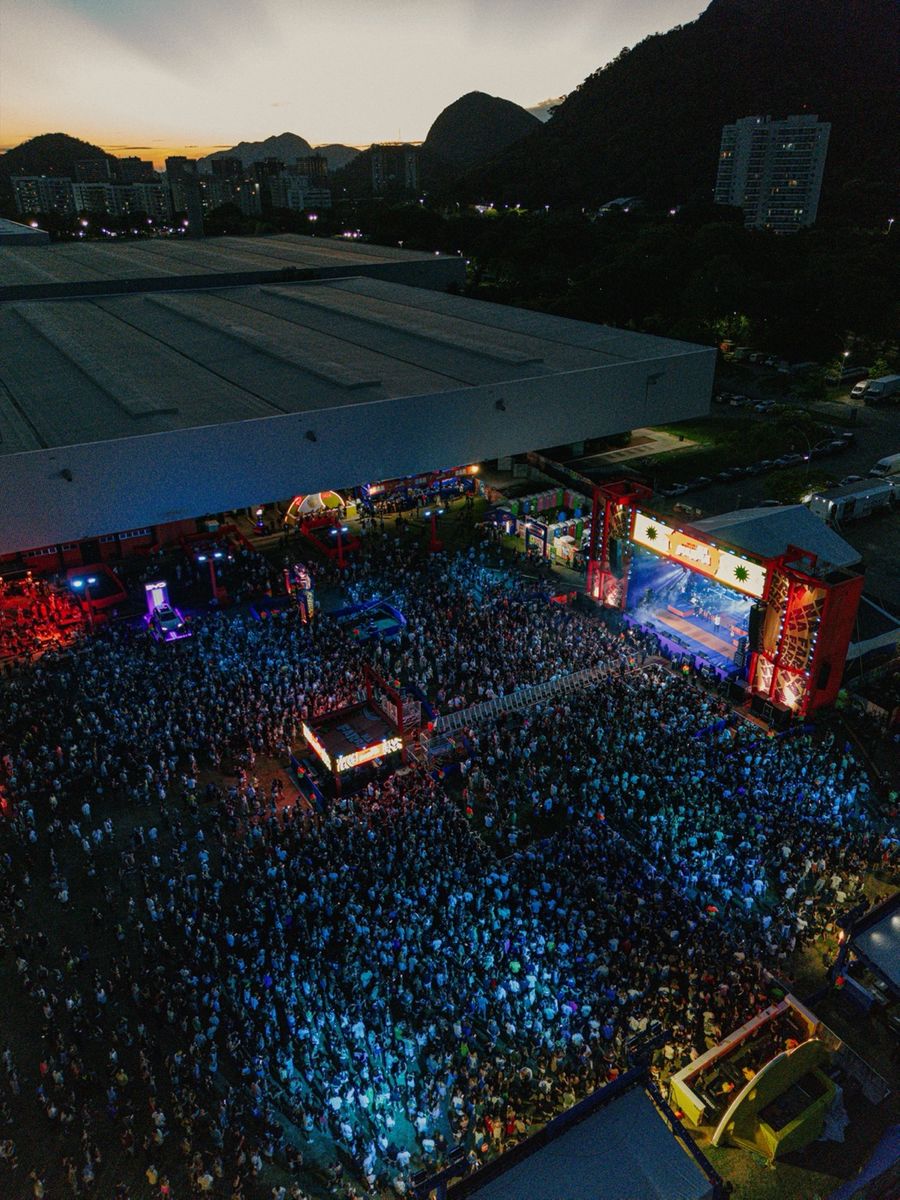Festival Na Farra — palco e multidão no Rio de Janeiro