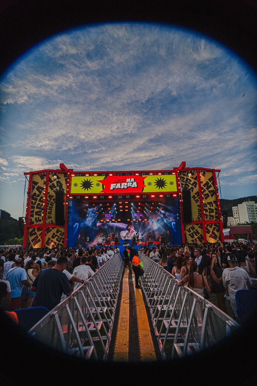 Festival Na Farra — palco e multidão no Rio de Janeiro