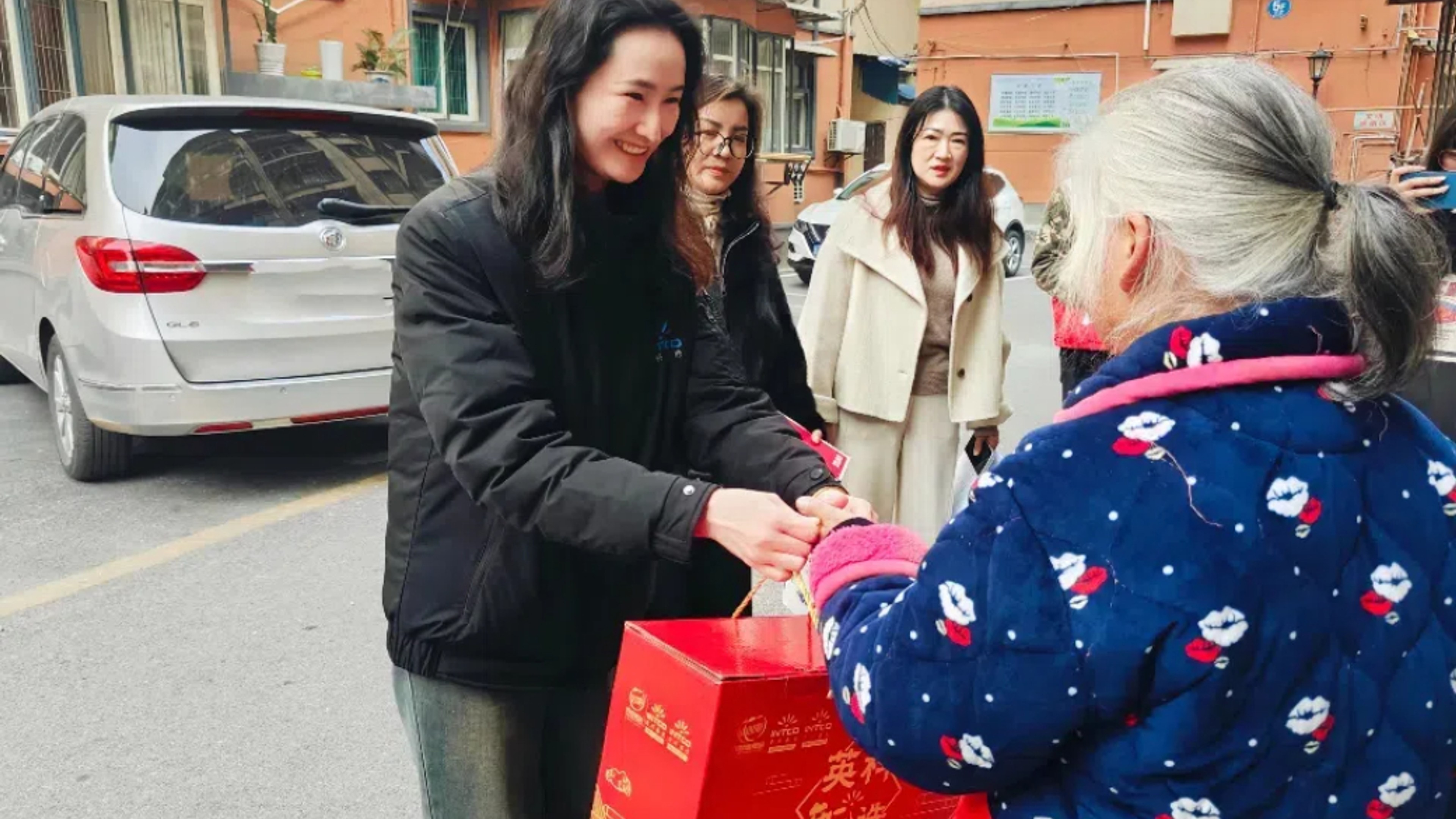 Jiangxi INTCO Medical Sends Warmth to 60 Households in Need