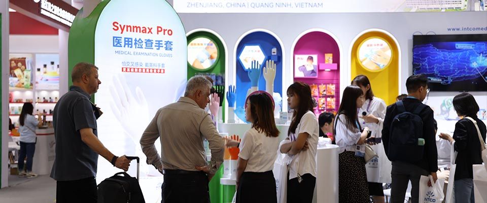 INTCO Medical showcases Synmax Pro exam gloves and disposable solutions at Canton Fair, highlighting innovation and global supply strength.