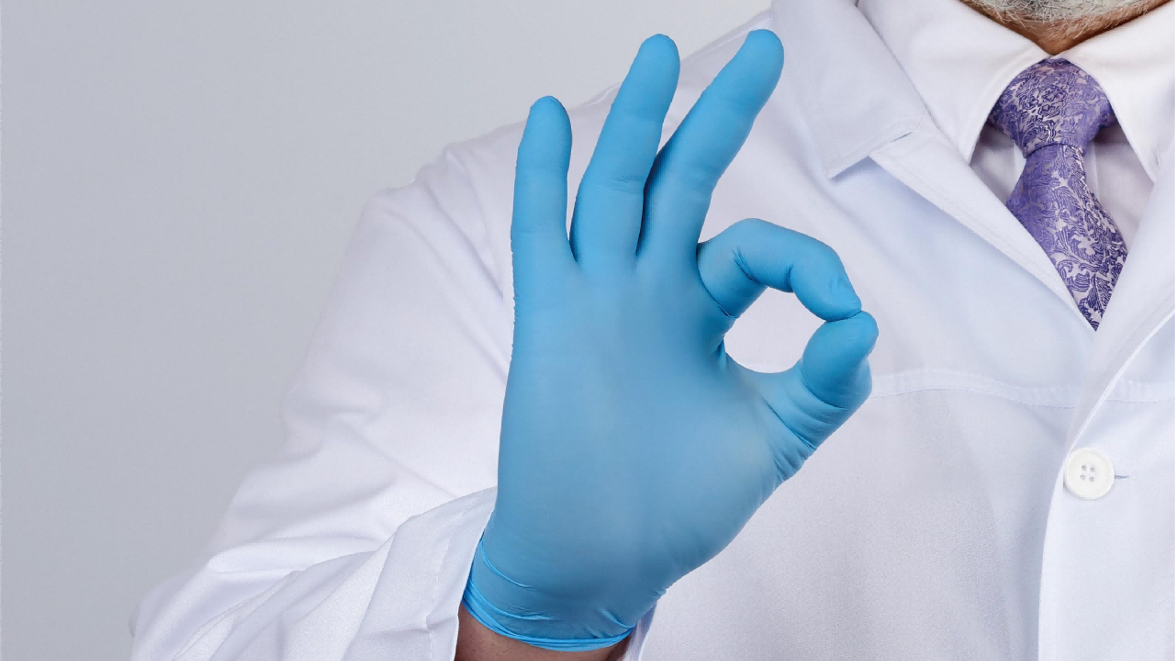 Nitrile vs Latex Gloves – A Comprehensive Comparison