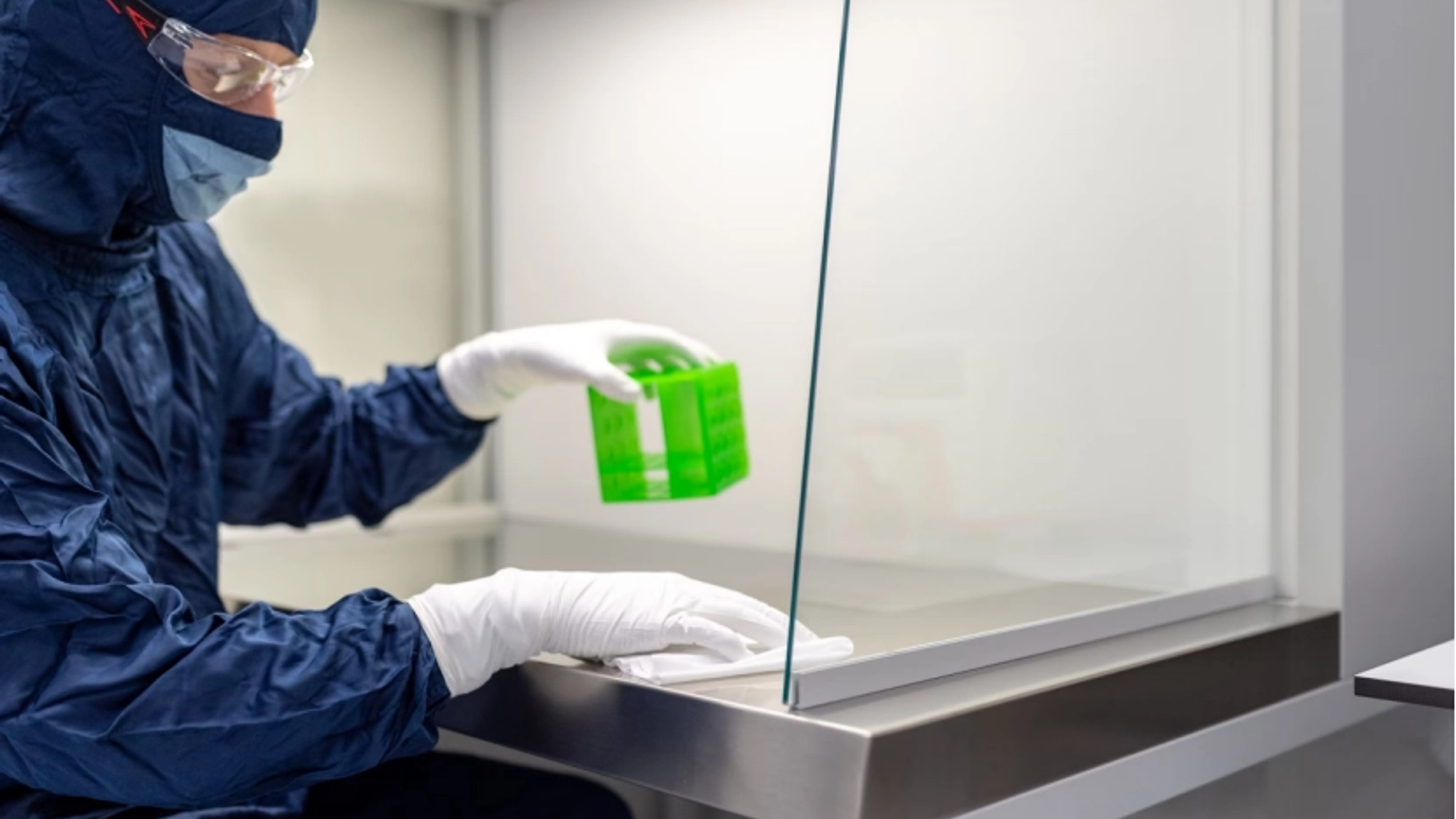 How to Choose the Best Chemical Resistant Nitrile Gloves: A Complete Buyer’s Guide