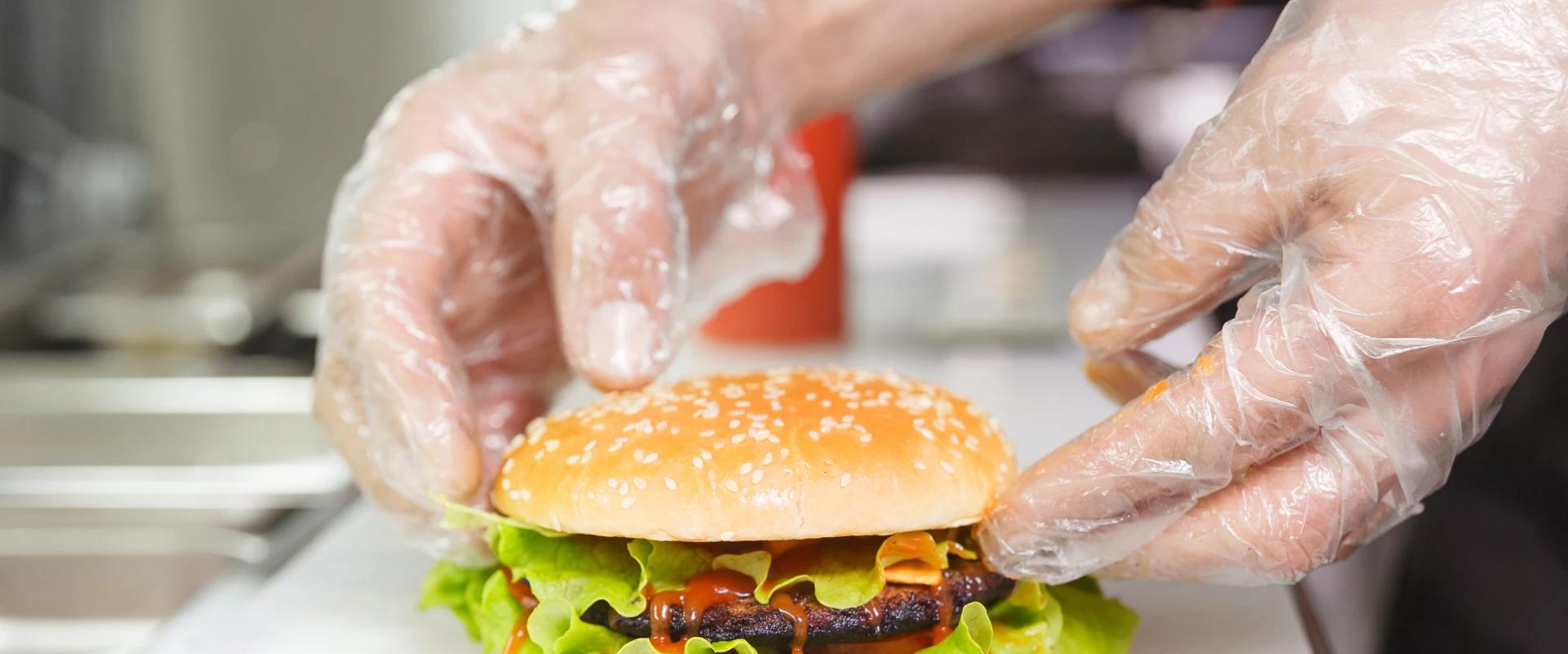 PE Disposable Gloves: Everyday Protection for Food and Industry