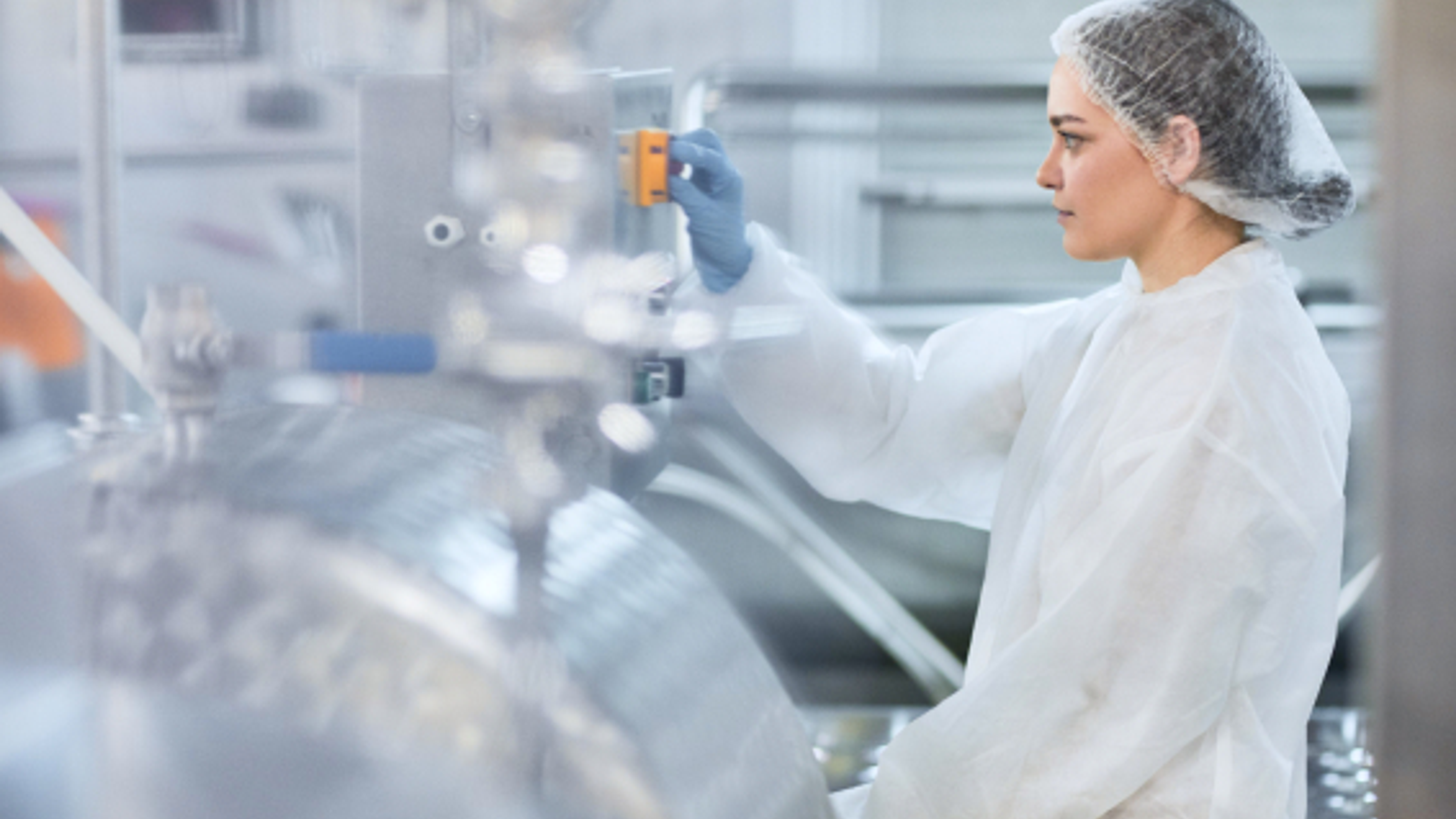 Why Nitrile Gloves Dominate Cleanrooms: A Deep Dive into Material Superiority