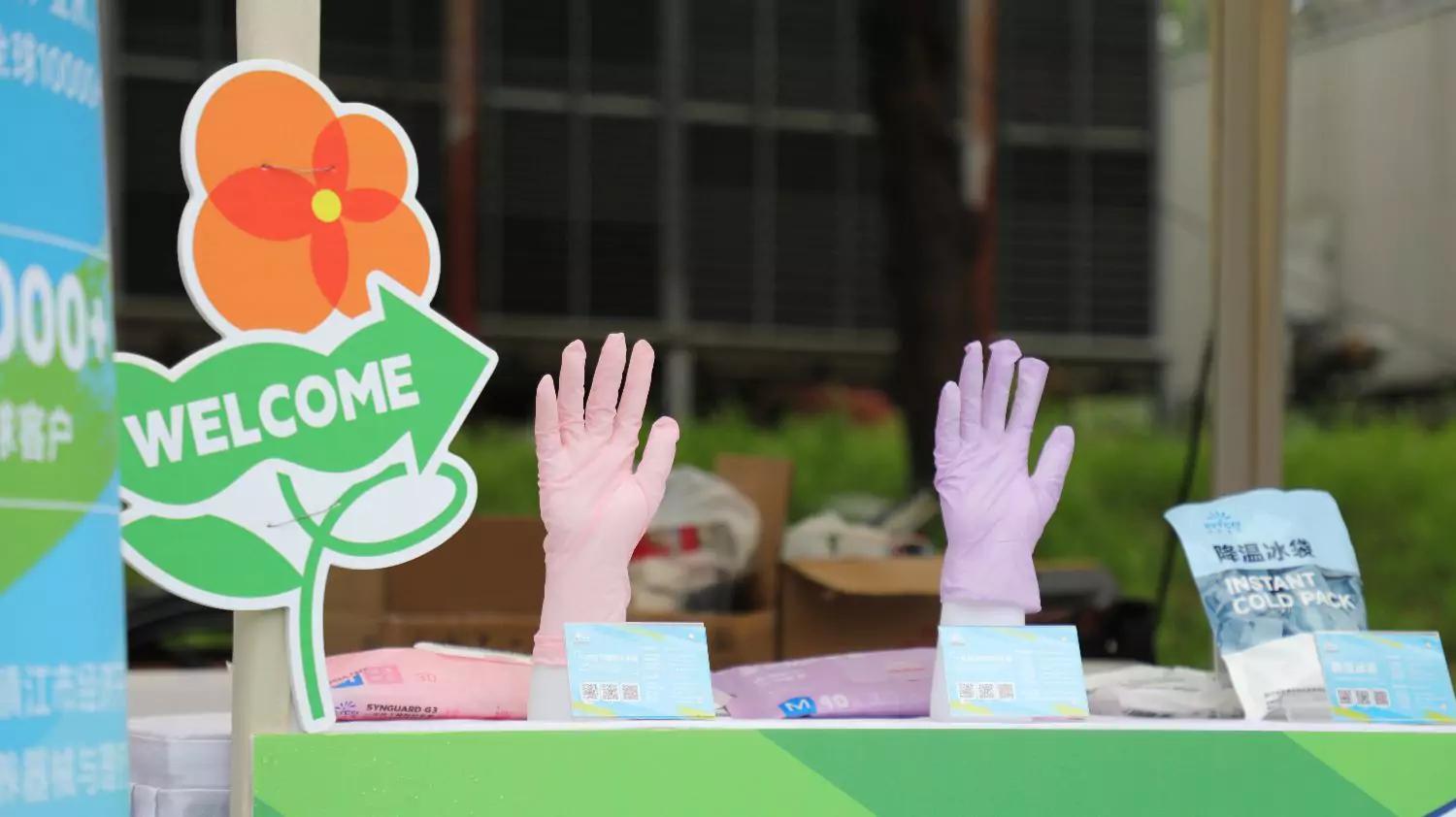 Disposable gloves for event welcome stations, ensuring hygiene and safety