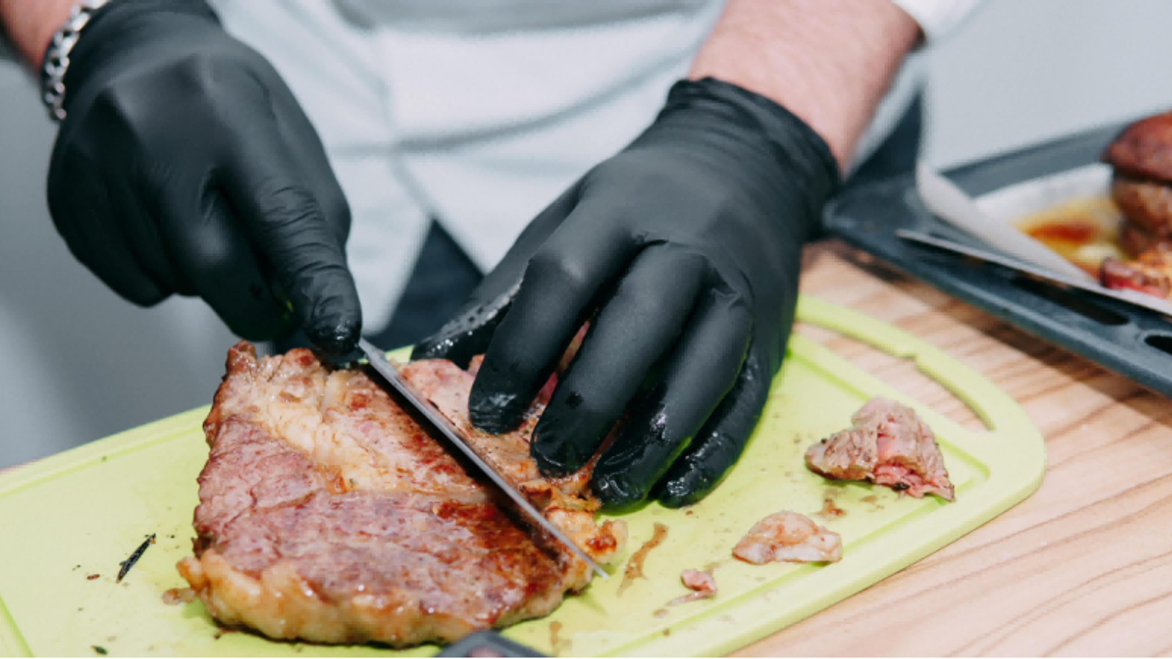 The Applications and Features of Black Nitrile Gloves