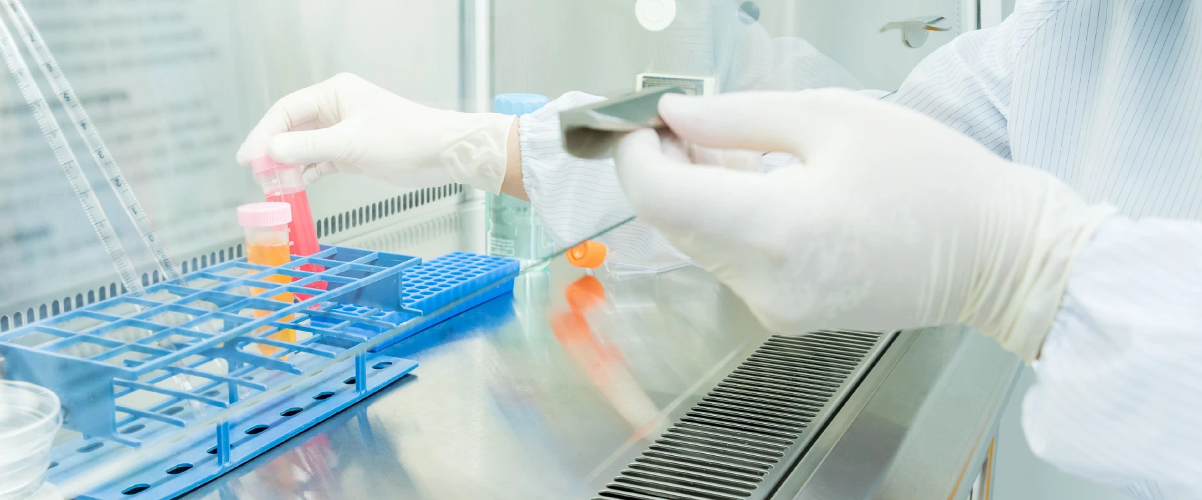 Choose the right nitrile cleanroom gloves. They're key in cleanrooms for product quality, protection, and efficient operations.