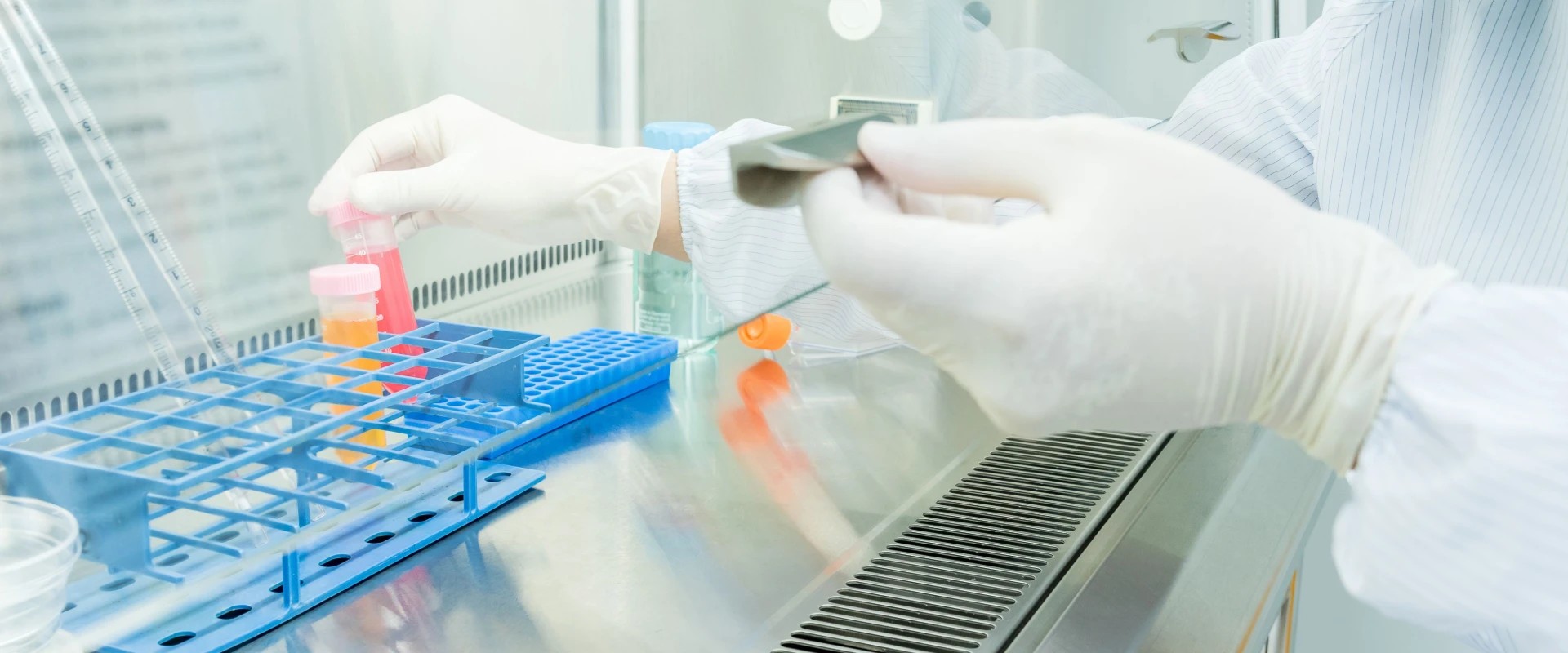Cleanroom Nitrile Gloves used in laboratory sample handling and analysis.