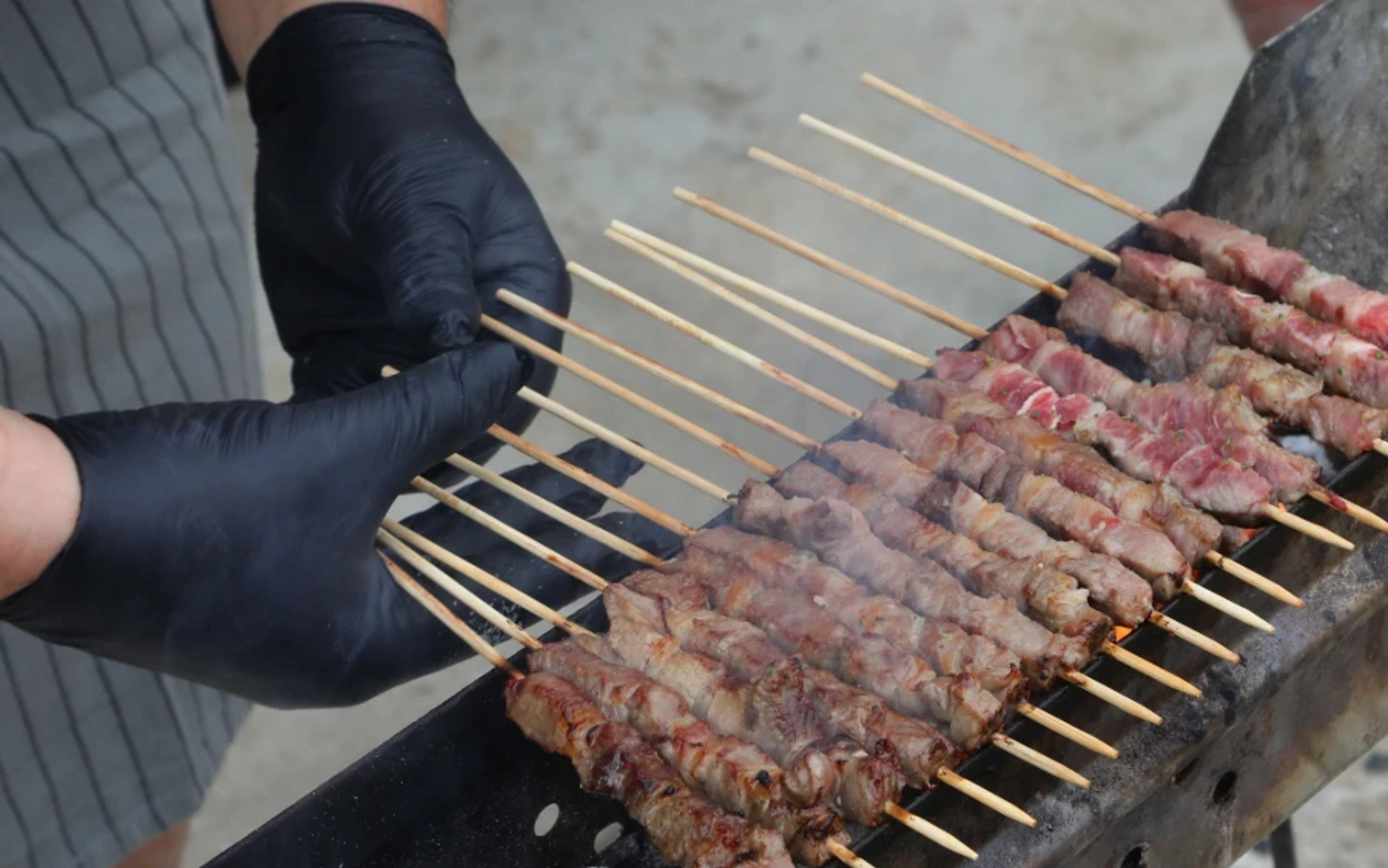 Why Disposable BBQ Gloves Are Essential for Safe Grilling