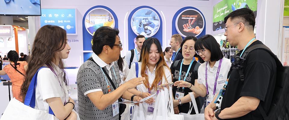 INTCO Medical presented Synmax Pro nitrile gloves and healthcare solutions during Canton Fair 2026 in Guangzhou.