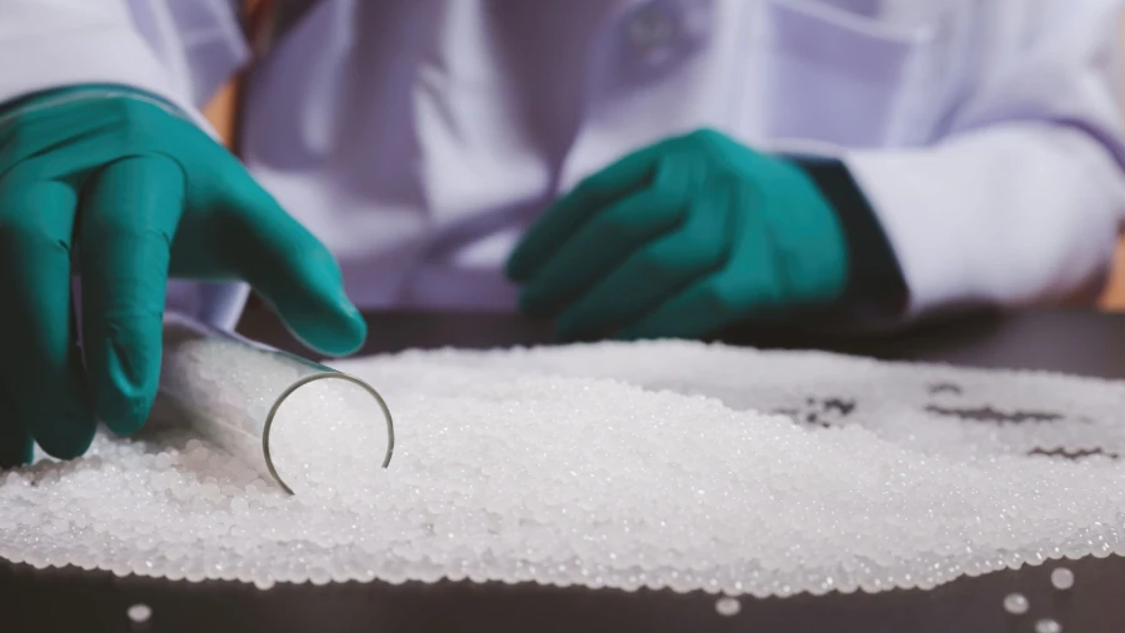 Which Chemical Gloves Protect Hands from Hazardous Solvents?