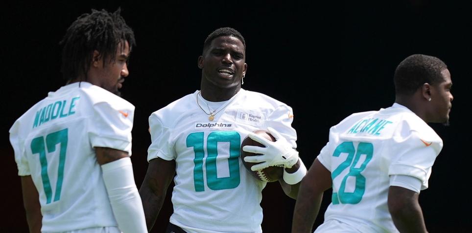 Can Tyreek Hill and Jaylen Waddle Feast in Fantasy Football Without Jonnu Smith?