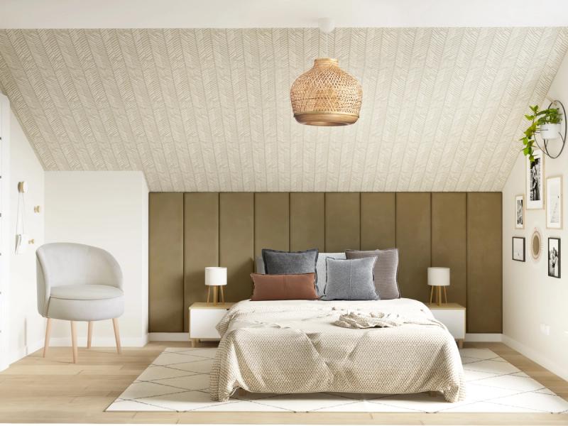Tapeta na skosie w delikatny wzór, zagłówek tapicerowany na całą ścianę. Jasna, ciepła, spokojna. Sypialnia w domu w Warszawie.