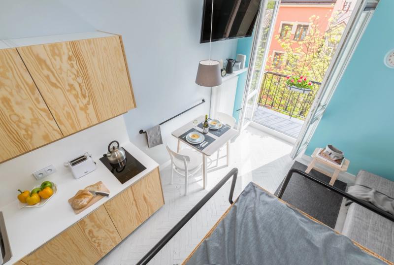 Widok z łóżka. Tak, widać też dachy Krakowa.