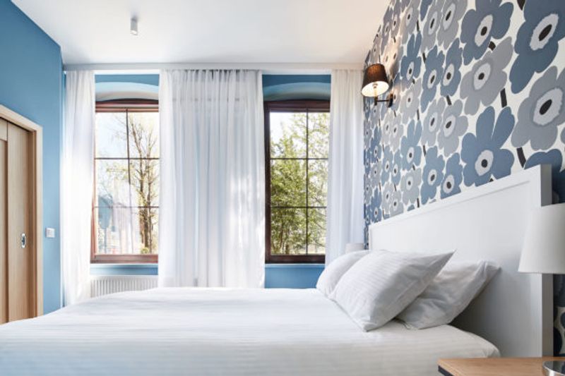 Tapeta jest teraz tłem dla hotelowego łóżka.