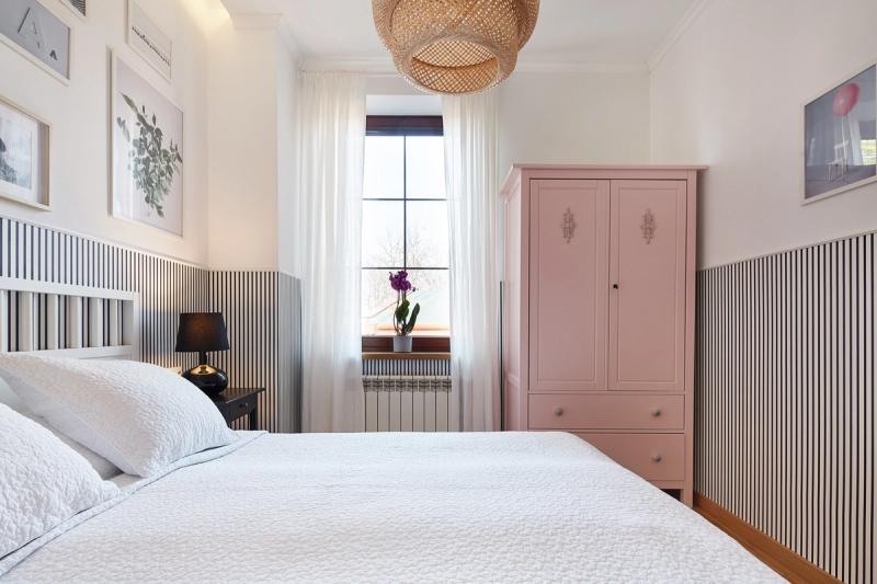 The wardrobe gained delicate ornaments and was repainted in powder pink