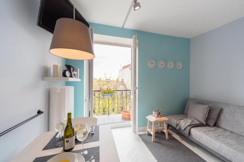 Większośc salonu mieści się w jedny kadrze.