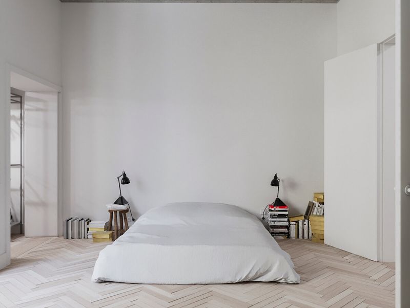 Wielki materac, książki i ikoniczne lampy. Nic więcej nie było potrzebne.