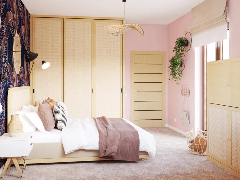 Szafa rattanowa na całą ścianę. Obok — mniejsza szafka pod telewizor. Wszystko na zamówienie.