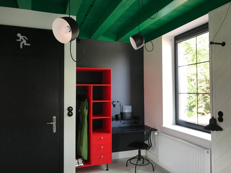 Przeniosłam drzwi na inną ścianę. Zyskałam wnękę na szafę i biurko.