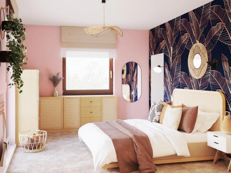 Różowe ściany, granatowa tapeta w liście, rattanowe łóżko i szafa na całą ścianę. Jasne kolory — ale nie białe.