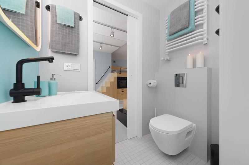 Łazienka. Stoję w prysznicu. Przez drzwi widać schody na antresolę.