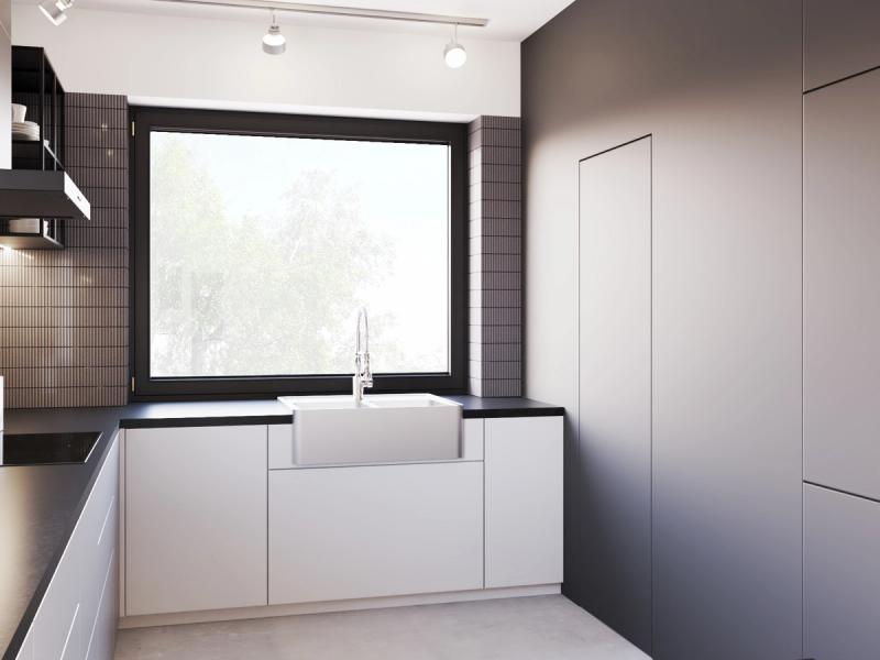 Zlew pod oknem. Ciemne kafle w pionie, szyna oświetleniowa na suficie.