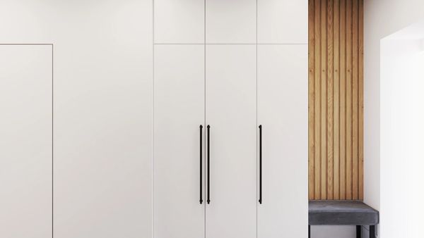 Wiatrołap i korytarz w nowoczesnym domu — beton, czerń i drewno od progu
