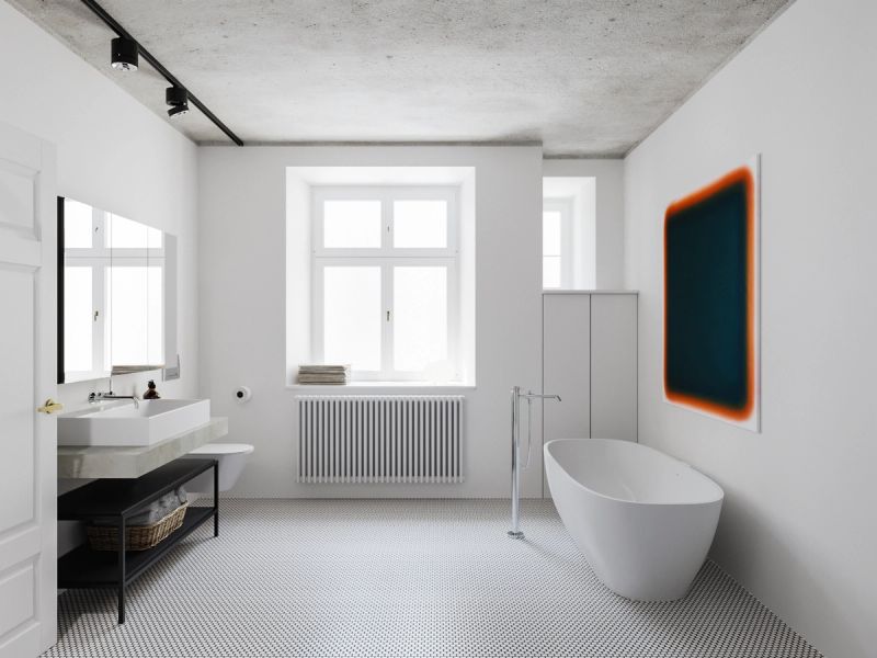 Nowoczesna łazienka z wolnostojącą wanną, białą umywalką, dużym lustrem i płytkami w stylu minimalistycznym, z pomarańczowym akcentem na ścianie