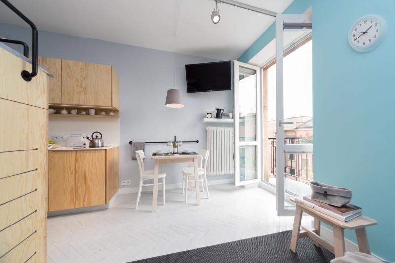 Jadalnia - stolik obsługuje do czterech osób.