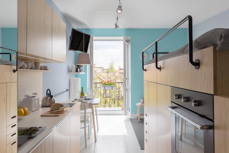 Widok od wejścia. Przejście do salonu, kuchnia, antresola, garderoba - większość funkcji widoczna w jednym kadrze.