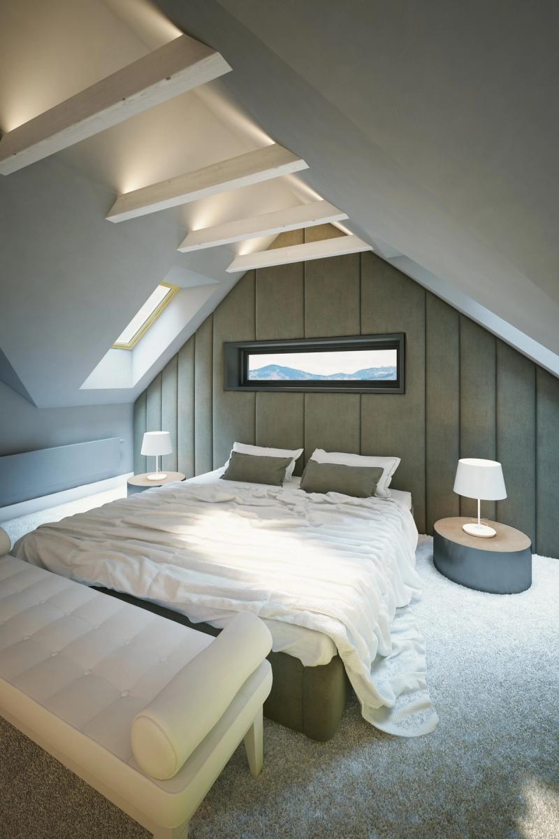 Niskie skosy nie były tu problemem. Duża powierzchnia i symetryczny układ połaci dachu pozwoliły na nietypowe rozwiązanie. Postawiłam łóżko przy pionowej ścianie, którą w całości otapicerowałam, ale wcześniej...zaprojektowałam w niej długie, kadrujące widok okno.Sypialnia w domu w Nowym Sączu.