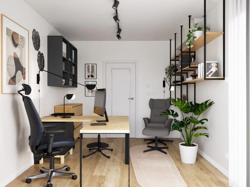 Strefa odpoczynku naprzeciwko biurka. Regał od podłogi do sufitu — czarny metal, drewniane półki, otwarta konstrukcja. Fotel uszak z podnóżkiem na owalnym dywaniku.