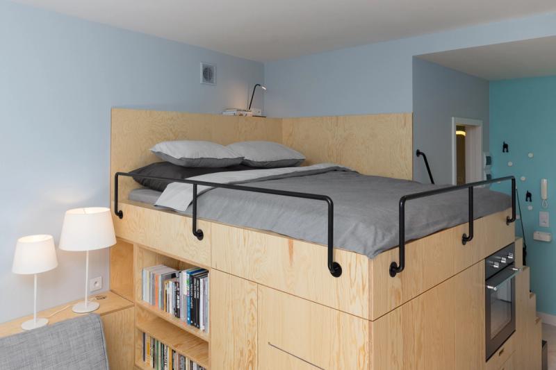 W rogu salonu - pełnowymiarowa sypialnia.