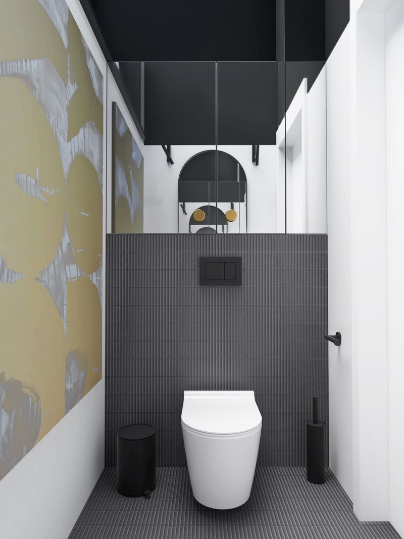 Widok na ścianę za toaletą.