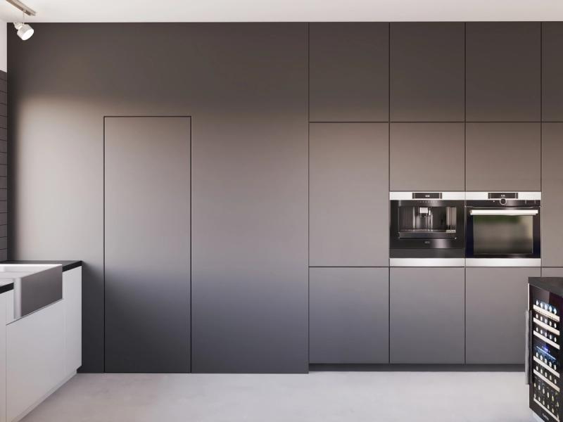 Ściana zabudowy. Drzwi do spiżarni — zgadnij które.