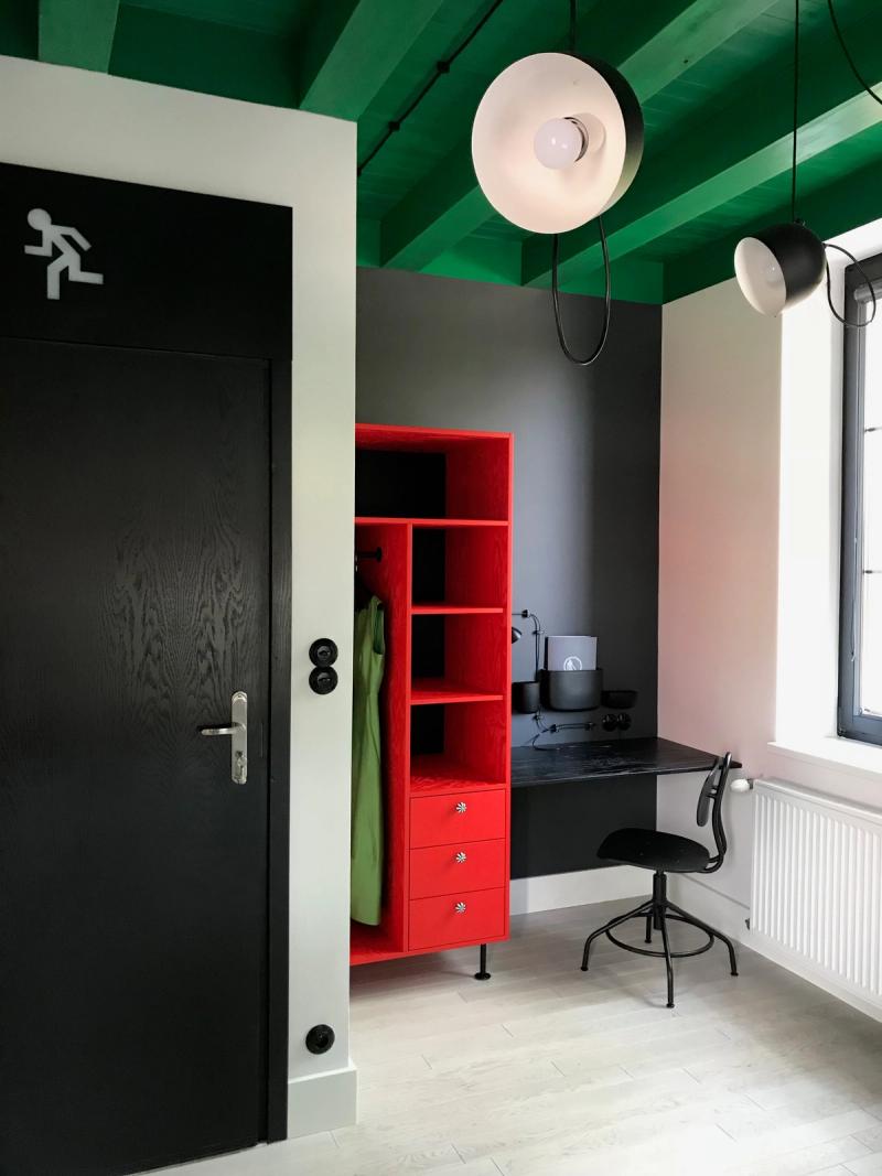 Czarne drzwi to przemalowane skrzydło przeniesione na inną ścianę i zaprojektowana przeze mnie opaska z ledową lampą.