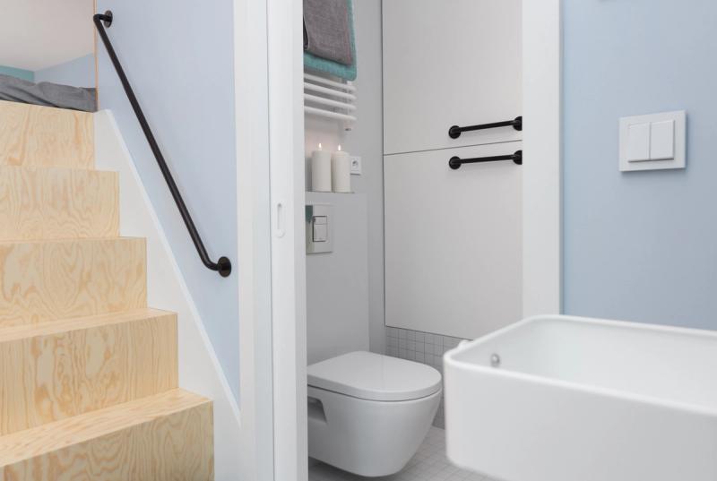 Schody na antresolę. Każdy stopień to szafka. W tle woodoodporna szafa łazienkowa.