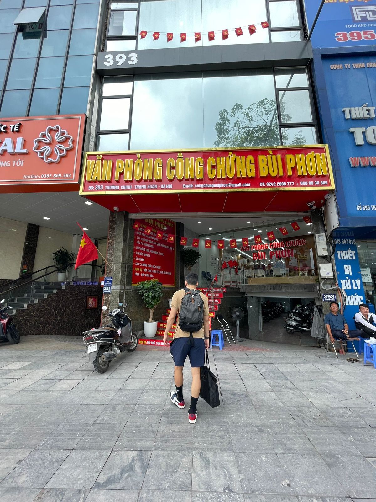 越南現代住宅外觀,綠意環繞,日落時分光影溫暖。