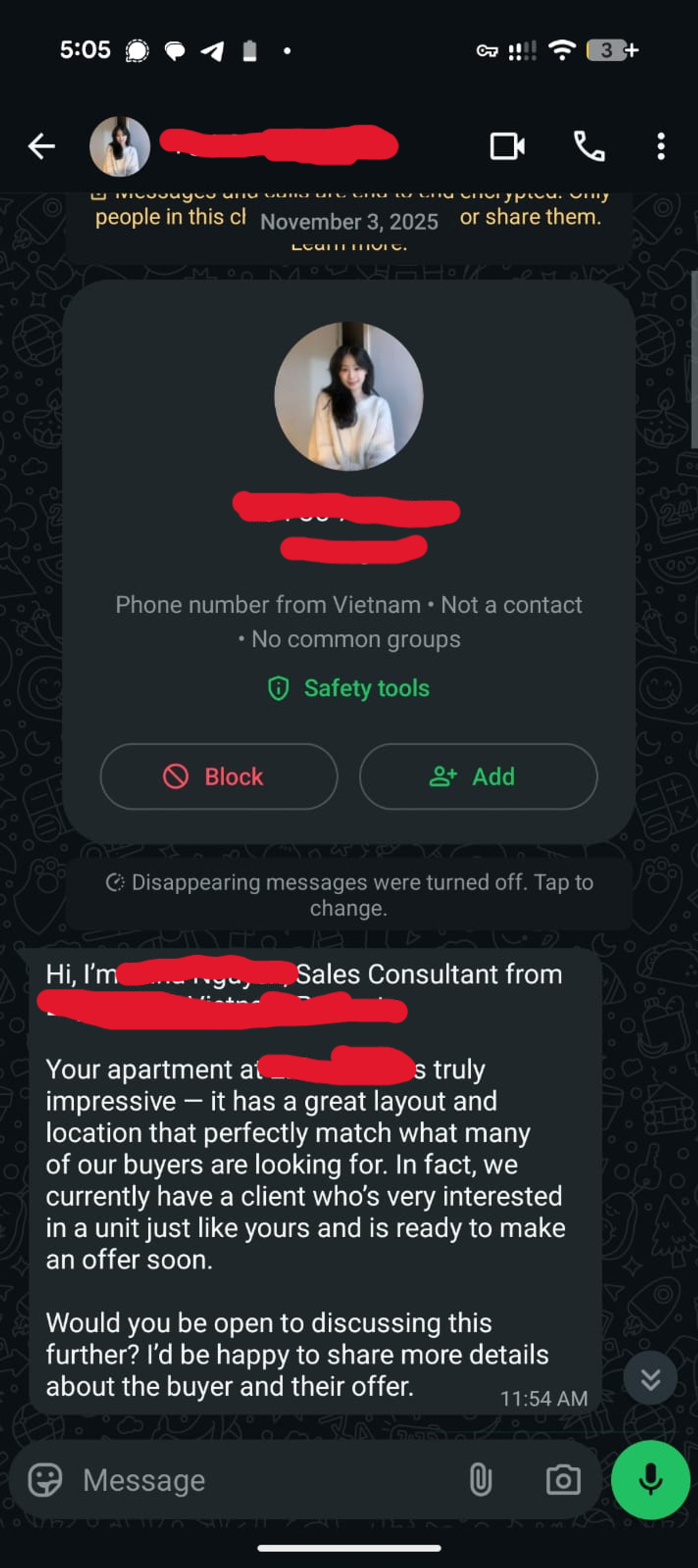 越南現代住宅外觀,綠樹環繞,陽光明媚。