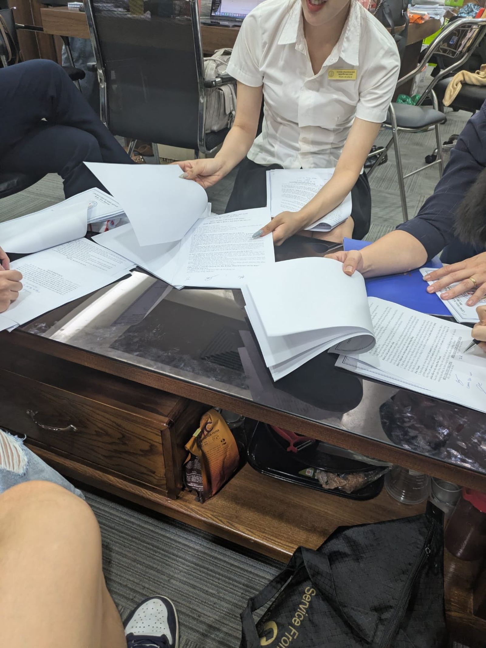 Terrence在河內公證處辦理D’. El Dorado轉售文件。