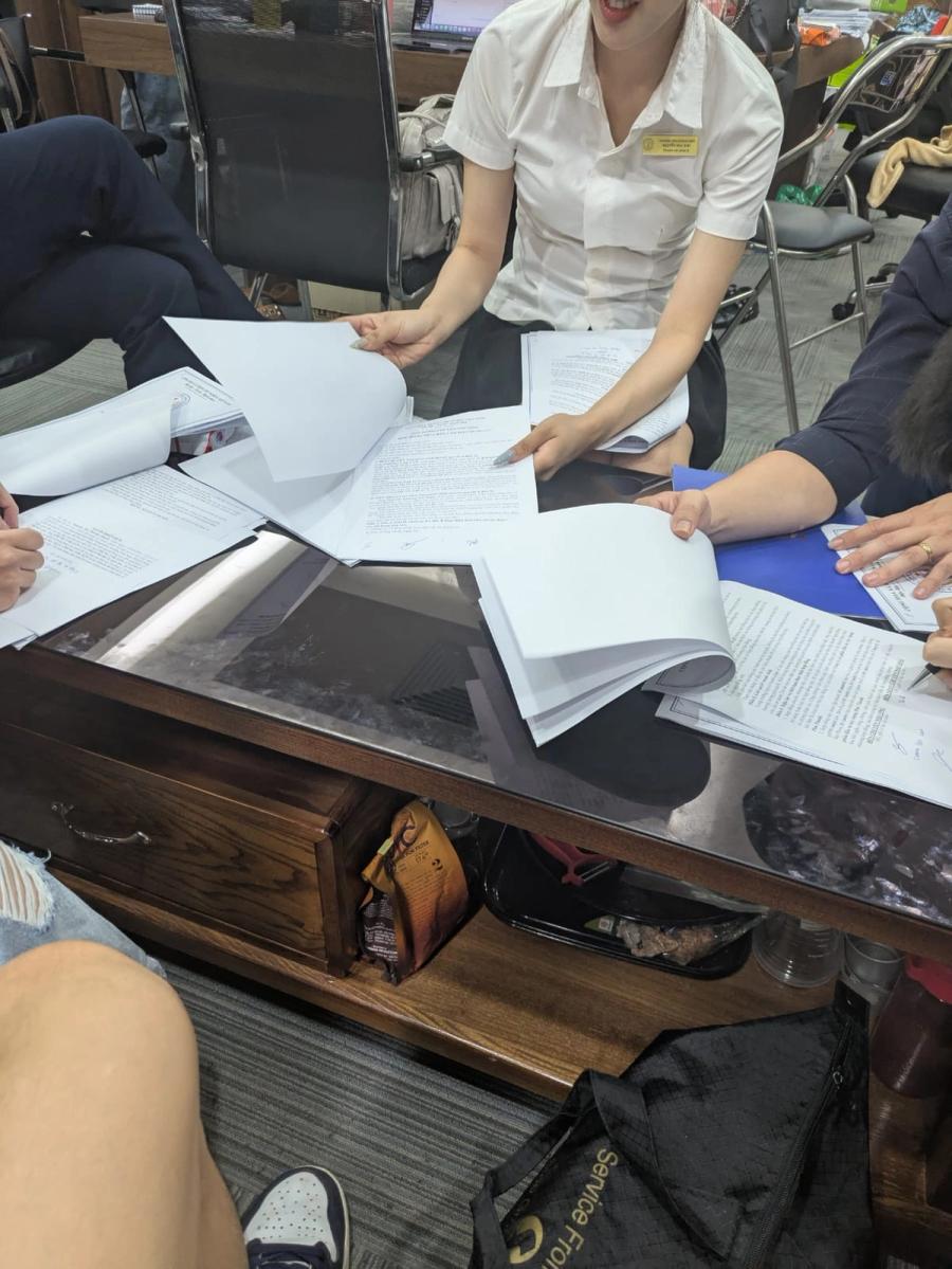 Terrence 轉售文章收錄的文件辦理現場