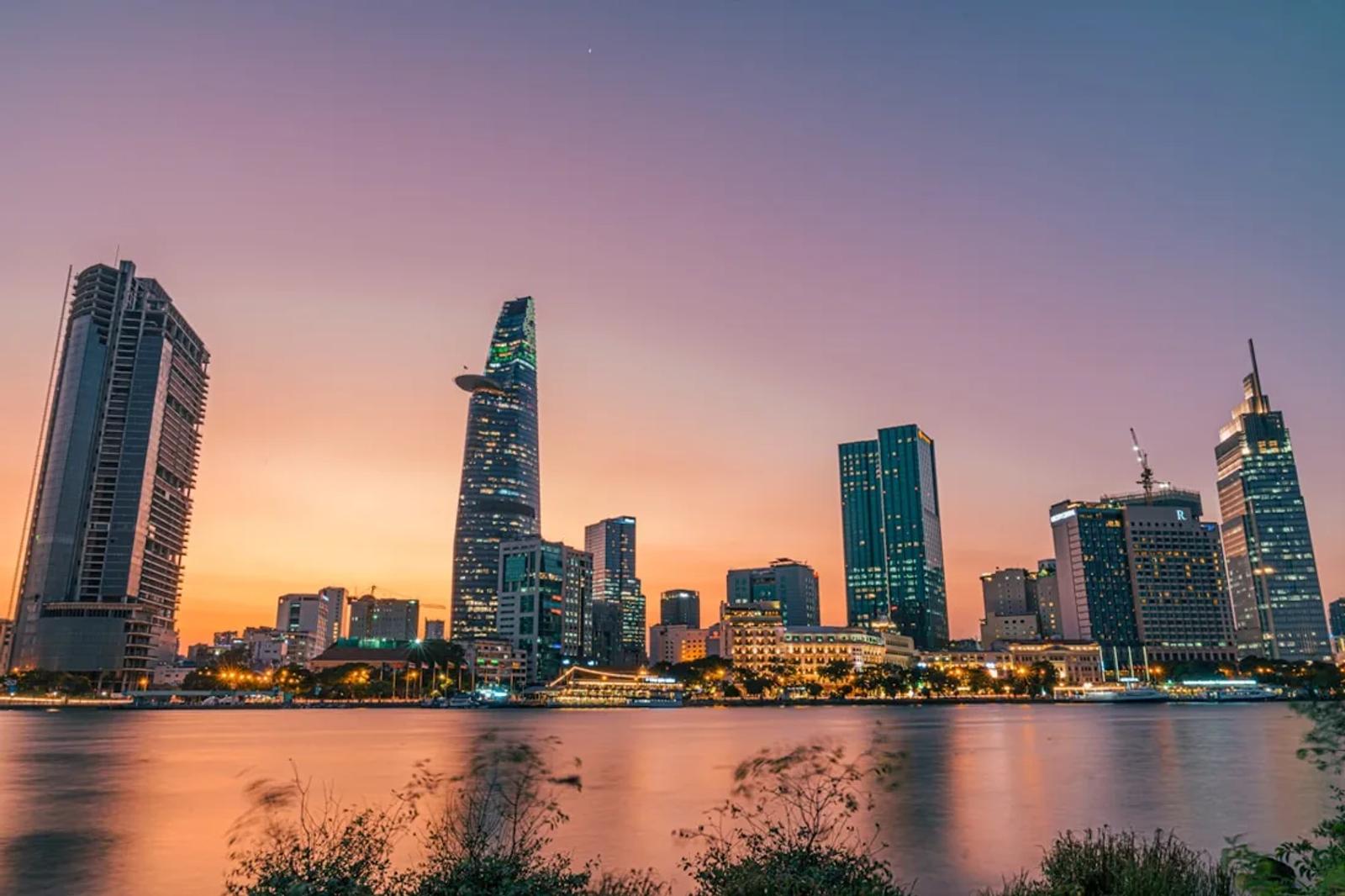胡志明市夜景；城市區位示意。