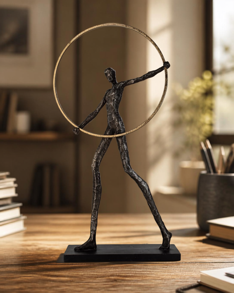 Figura decorativa hombre de resina con anillo de metal — vista 2