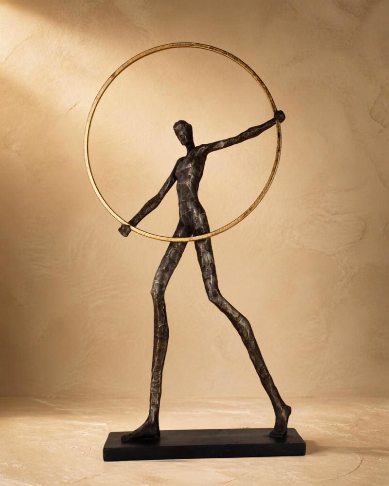 Figura decorativa hombre de resina con anillo de metal
